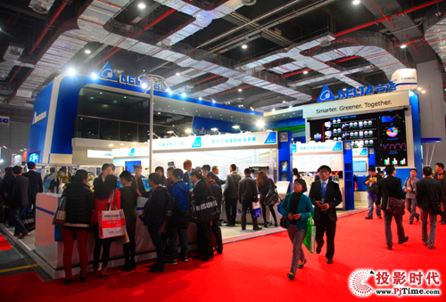 台达于2015年中国国际工业博览会展出Qumi Q6 LED便携式投影机,吸引现场众多观众