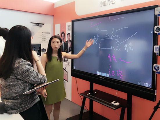 移动互联网大会:CVTOUCH联合小鱼展示新型会议方案