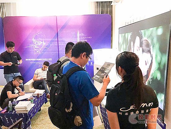 游客观展 游客观展