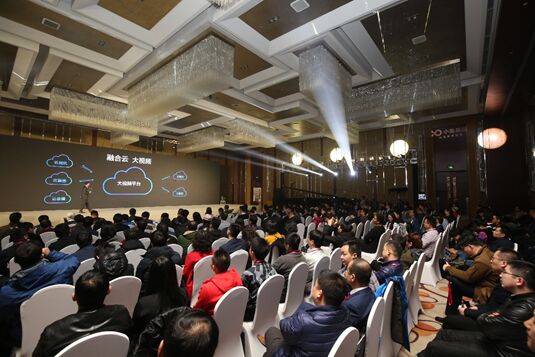 跨界融合!鸿合联手小鱼“跃入”新蓝海