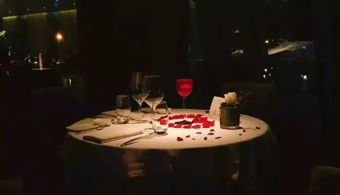 仪式感up!全息投影打造沉浸式浪漫就餐空间