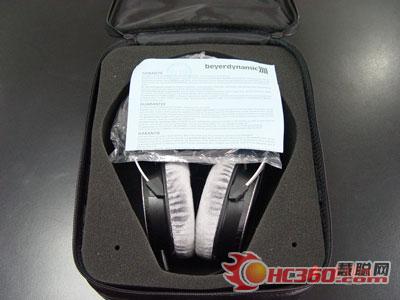 开打包装我们可以看到躺在盒中的DT880和上面的英文说明书