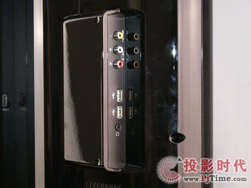 TCL自然蓝光电视丰富接口配备