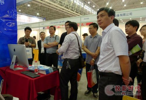 阔地亮相武汉教育装备展 现场展演云课堂