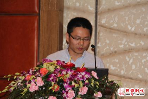 研发部部长苏东演示“基于云计算的超级分布式显示系统”