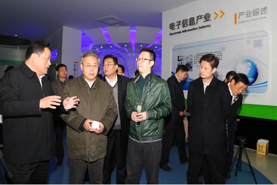 白鸿峥与现场的祈锦光电工作人员热情地向郭树清省长介绍了祈锦光电在微型投影领域的国际领先地位，并现场演示最新的智能微型投影产品。