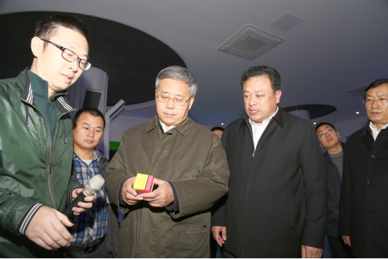 白鸿峥与现场的祈锦光电工作人员热情地向郭树清省长介绍了祈锦光电在微型投影领域的国际领先地位，并现场演示最新的智能微型投影产品。