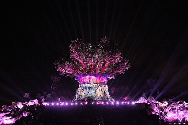 “生命之树”光影秀鲜活上演，激光投影成为现代版神笔马良