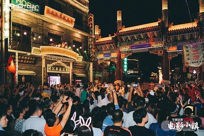 赢康为华谊兄弟（济南）电影小镇打造夜游主题光影秀